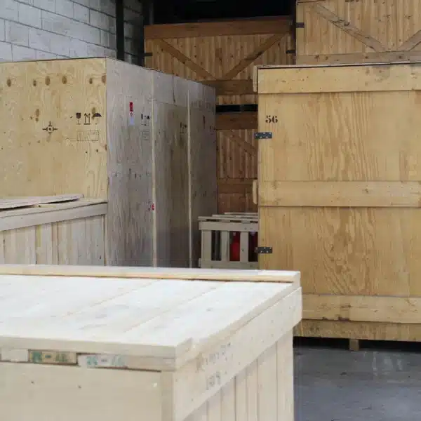 Kisten, kratten en pallets spijkeren met coilnailer – industriële montage