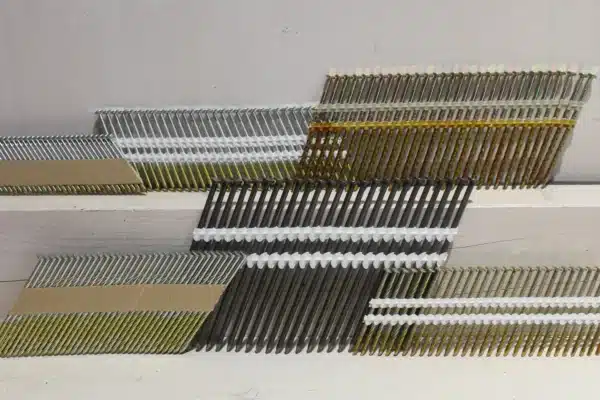 Stripnagels 30–34° naast RVS brads 16 gauge – verschil ruwbouw vs afwerking