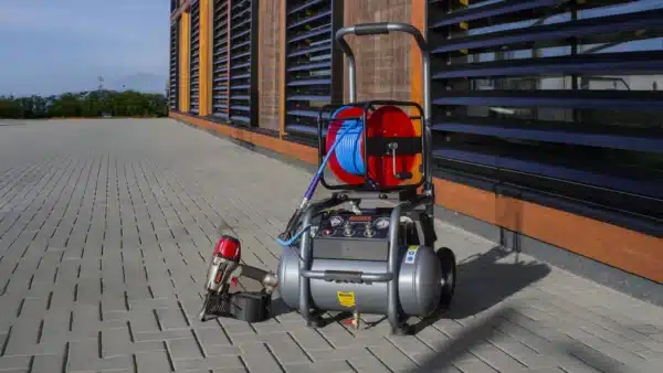Olievrije fluistercompressor met tacker op bouwplaats – juiste compressor kiezen